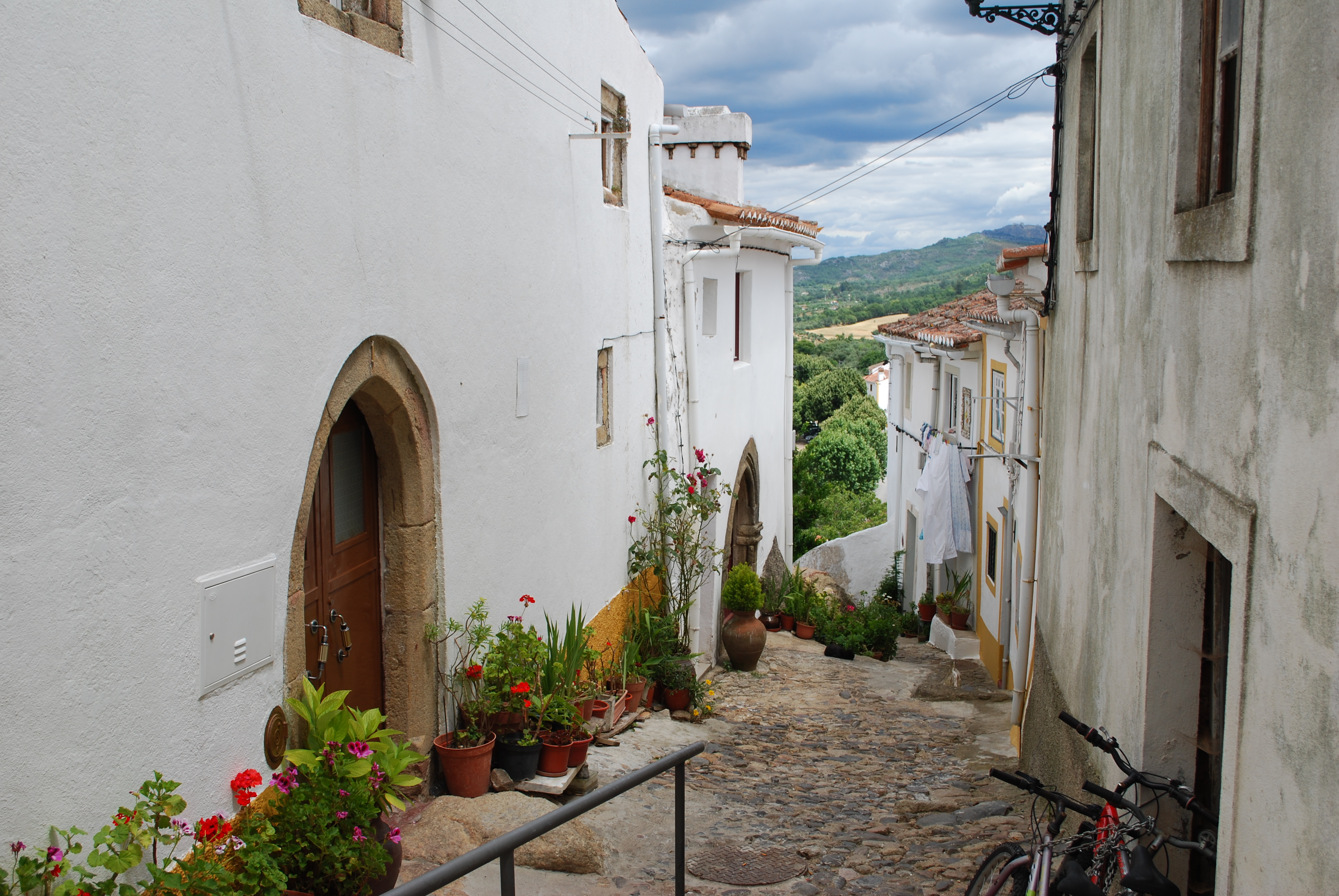 Rua da Judiaria de Castelo de Vide, com portais ogivais