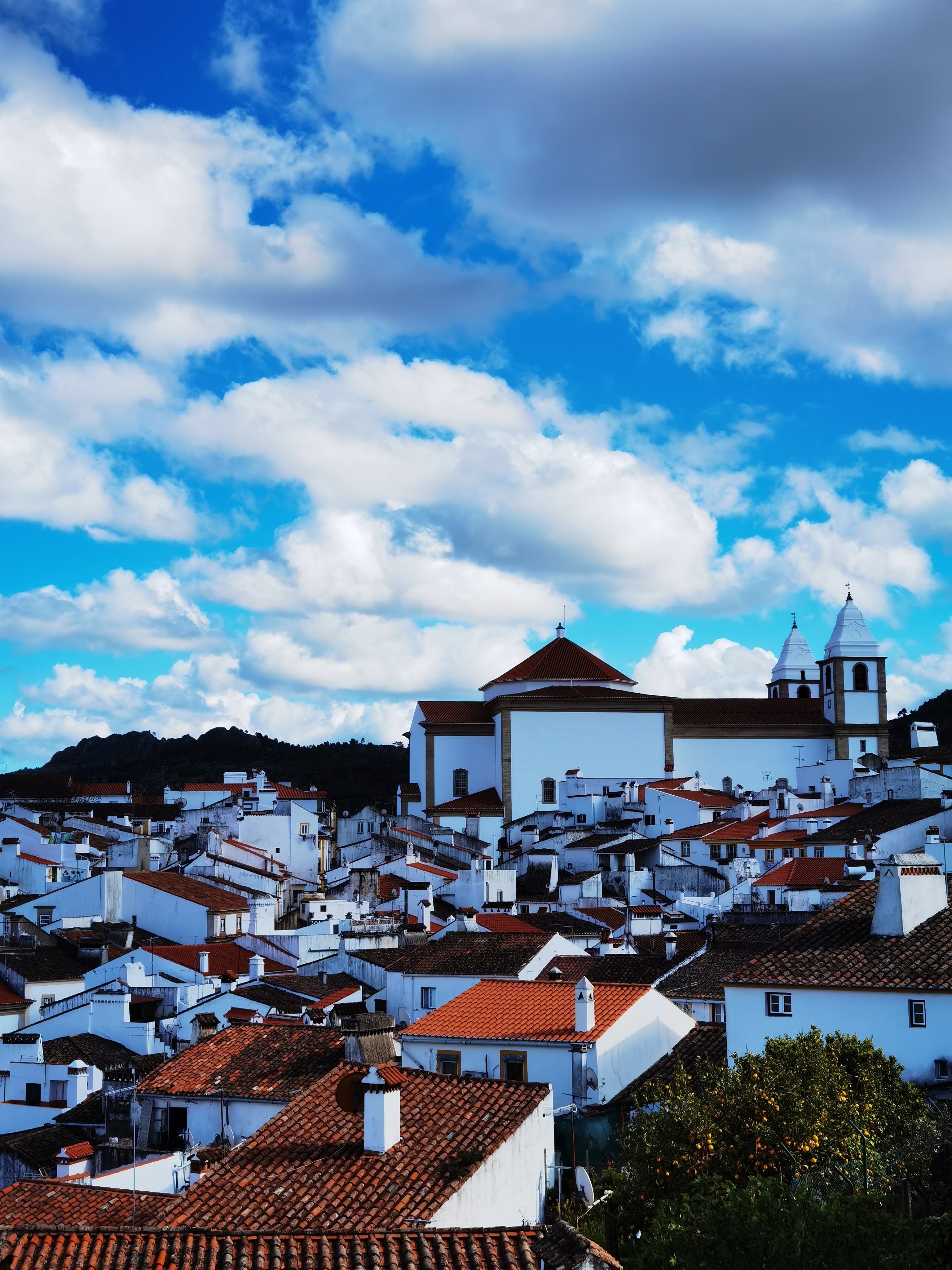 Vista da paisagem de Castelo de Vide e da serra